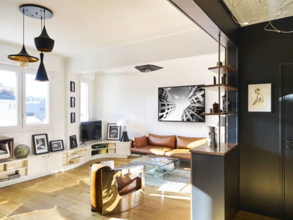 femme de menage lavant appartement marseillais